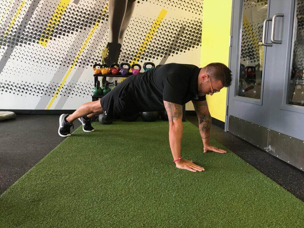 Plank With Shoulder Tap 1